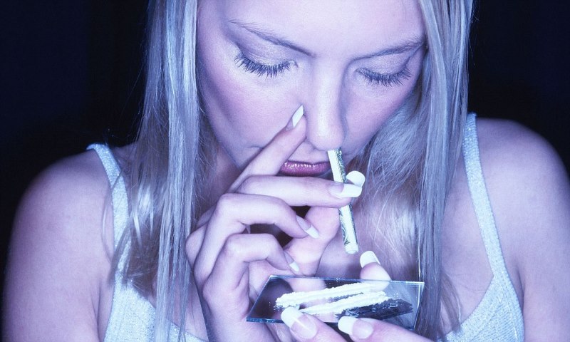 девушка курят наркотики